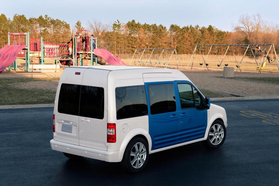  Ford Transit Connect Family One Concept 2009 года  (фото 6 из 39)